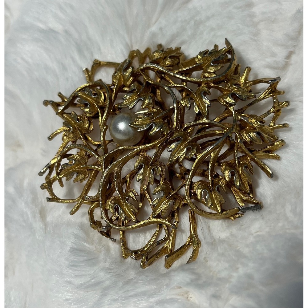 Vintage Gold Tone Brooch Pin Faux Pearl Floral Wreath Statement Jewelry